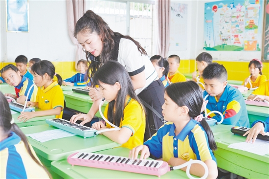 在日常口风琴教学中,沙坪街道玉桥小学采用循序渐进的方式,根据不同年级学生的特点精心设计教学内容。 在日常口风琴教学中,沙坪街道玉桥小学采用循序渐进的方式,根据不同年级学生的特点精心设计教学内容。