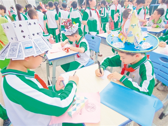 学生们头戴各具特色的数学元素帽,穿梭于各个摊位间,在趣味游戏中展开“头脑风暴”。 学生们头戴各具特色的数学元素帽,穿梭于各个摊位间,在趣味游戏中展开“头脑风暴”。