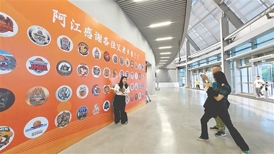 球迷打卡江门队队徽设计展示墙。 球迷打卡江门队队徽设计展示墙。