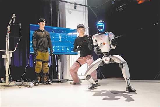 图为3月26日，在北京国际科幻与未来产业博览会上，诺亦腾机器人的工作人员演示通过动作捕捉技术控制的协作机器人。