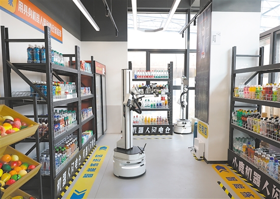 图为3月25日，在北京市石景山区首钢园内的人形机器人数据训练中心，一款机器人在模拟“商超”场景中工作。新华社发
