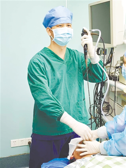 医生借助支气管镜为患者取出异物。 医生借助支气管镜为患者取出异物。