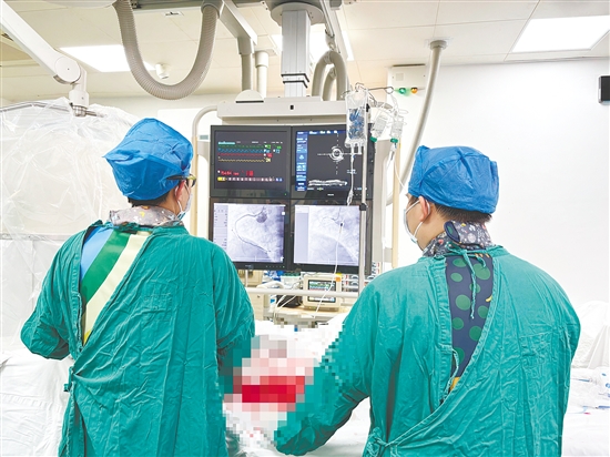 医生为患者打通血管。 医生为患者打通血管。