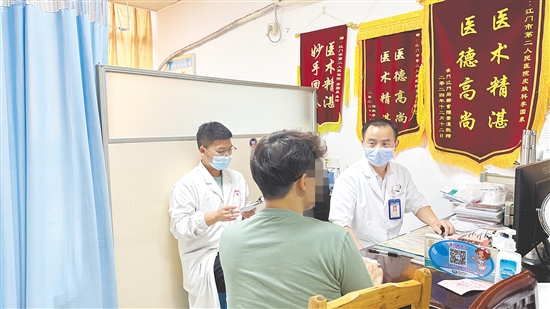 春季皮肤过敏就诊人群中年轻人相对较多。 春季皮肤过敏就诊人群中年轻人相对较多。