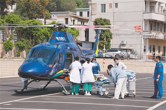 针对患者关注的空中转运费用问题,恩平市人民医院迅速开展调研,计划将转运收费标准进行公开公示。图为医院利用“空中通道”转运患者。 针对患者关注的空中转运费用问题,恩平市人民医院迅速开展调研,计划将转运收费标准进行公开公示。图为医院利用“空中通道”转运患者。