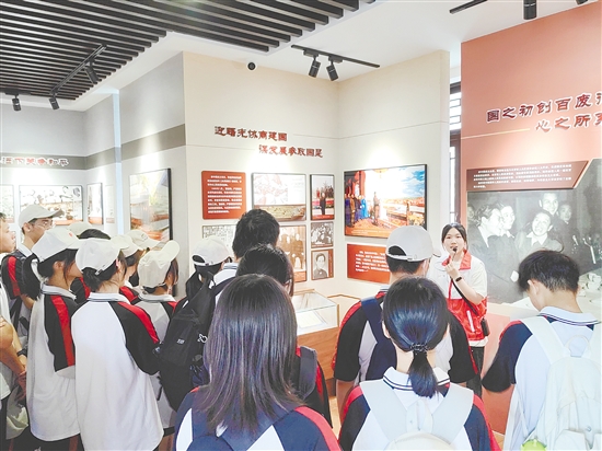 台山市教育局关工委组织学生参加“行走的思政课”。