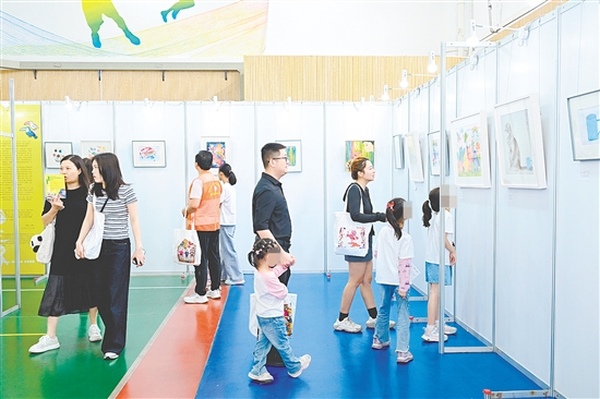 画展上的作品吸引了大家的关注。