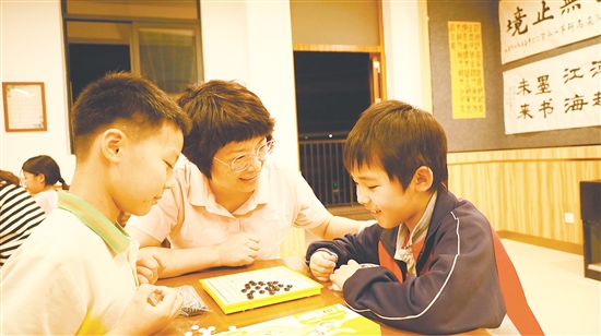 学生们在学校过得十分快乐。 学生们在学校过得十分快乐。