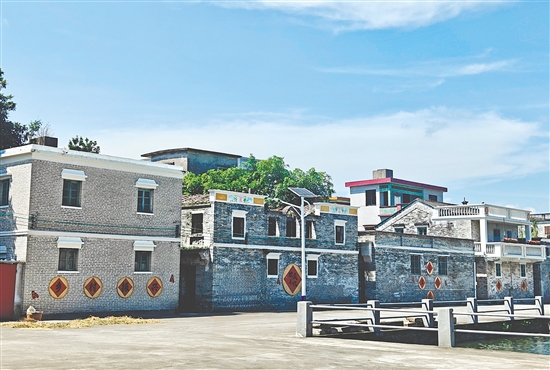 赤坎镇中股村委会忠心村改造项目聚焦危旧房拆除、农房外立面微改造等民生工程,大大提升区域环境品质。 赤坎镇中股村委会忠心村改造项目聚焦危旧房拆除、农房外立面微改造等民生工程,大大提升区域环境品质。