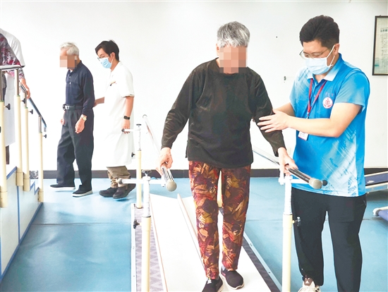 开平市中医院将充分发挥中医药在“治未病”、慢性病管理、康复护理等方面的独特优势，把专业医疗服务全面延伸至福利院。图为开平市中医院医生为老年人做康复治疗。