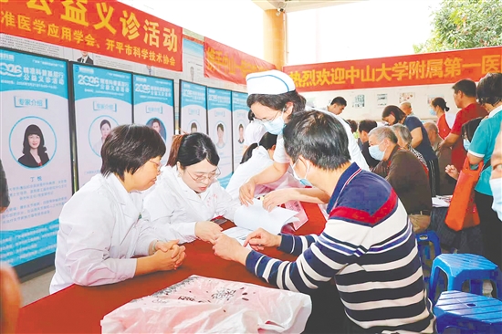 3月27日，开平市中心医院义诊现场人头攒动，前来咨询问诊的市民群众络绎不绝。