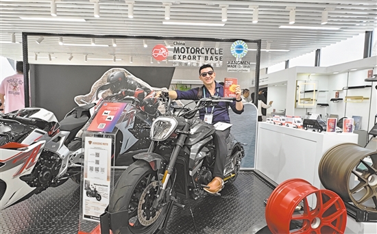 在第136届广交会“江门制造”展示区内，江门摩托车深受外商青睐。