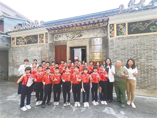 江门市关工委组织江海区学生在顺天里144号开展红色小小讲解员集结仪式暨“六一”儿童节关心下一代主题活动。 江门市关工委组织江海区学生在顺天里144号开展红色小小讲解员集结仪式暨“六一”儿童节关心下一代主题活动。