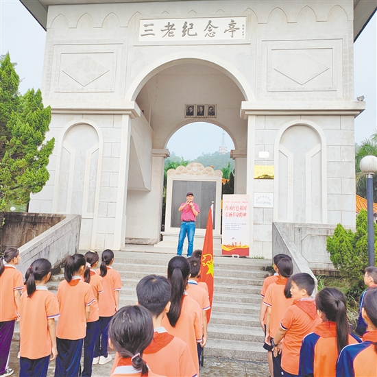 在冯锡培的牵头组织下,由恩平市关工委开展的传承红色基因活动,邀请“五老”讲师团团长梁水长向学生们讲述“三老”战斗故事。 在冯锡培的牵头组织下,由恩平市关工委开展的传承红色基因活动,邀请“五老”讲师团团长梁水长向学生们讲述“三老”战斗故事。