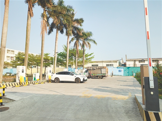 新建村盘活村集体闲置土地，建成新能源汽车充电站。