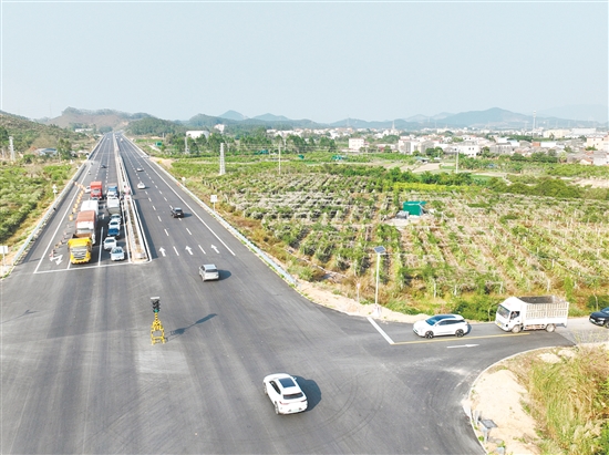 国道G240成为途经新建村的交通大动脉，串联起村民幸福生活的“黄金线”。