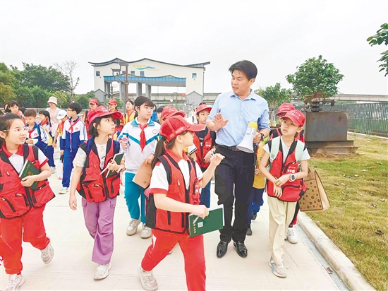 小记者边观察边听讲,不时与水利工作人员进行交流。 小记者边观察边听讲,不时与水利工作人员进行交流。