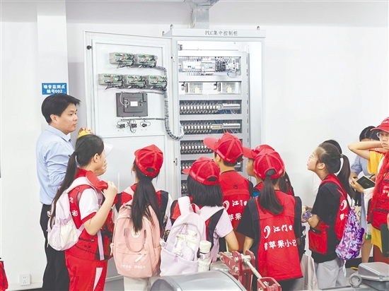 小记者认真了解睦洲水闸“智慧水利”管理中的“黑科技”。 小记者认真了解睦洲水闸“智慧水利”管理中的“黑科技”。