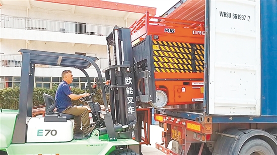 台山新能源叉车打包入柜，不久将交付至海外客户手中。