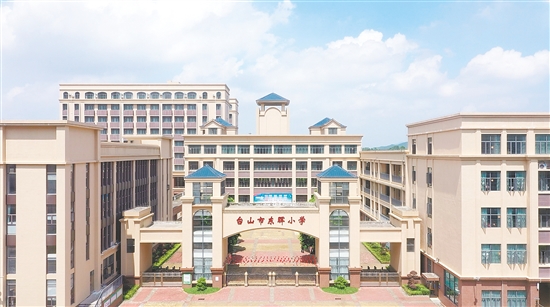 4.3万平方米的校园内,教学楼、科技楼、体育馆、报告厅一应俱全,教学区、生活区、运动区动静分离,为学生成长提供优质的硬件保障。 4.3万平方米的校园内,教学楼、科技楼、体育馆、报告厅一应俱全,教学区、生活区、运动区动静分离,为学生成长提供优质的硬件保障。