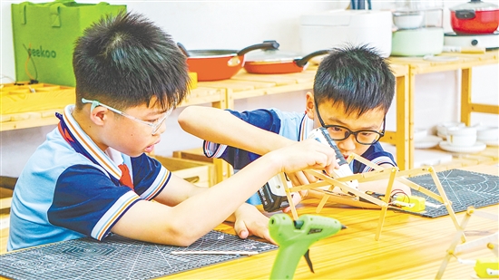 在科学课堂上,学生们动手进行实验、探究,在心中播下探索科学的种子。 在科学课堂上,学生们动手进行实验、探究,在心中播下探索科学的种子。