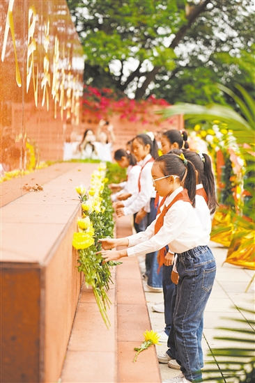 活动现场,学生代表向英烈敬献鲜花。 活动现场,学生代表向英烈敬献鲜花。