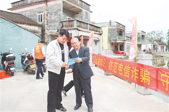 宣传员向群众详细讲解金融知识。 宣传员向群众详细讲解金融知识。