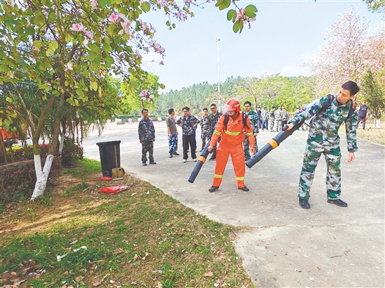 鹤山市应急管理局、市应急救援大队对各镇（街）应急备勤队伍开展系统化装备培训与实战拉练。