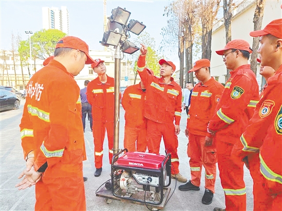 鹤山市应急救援大队结合基层应急处置实际，对装备使用要点、协同配合技巧和现场安全注意事项进行讲解。