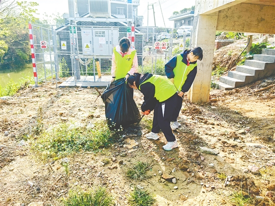 双桥小学组织高年级学生参加“水乡小管家”志愿服务活动，培养学生的社会责任感。