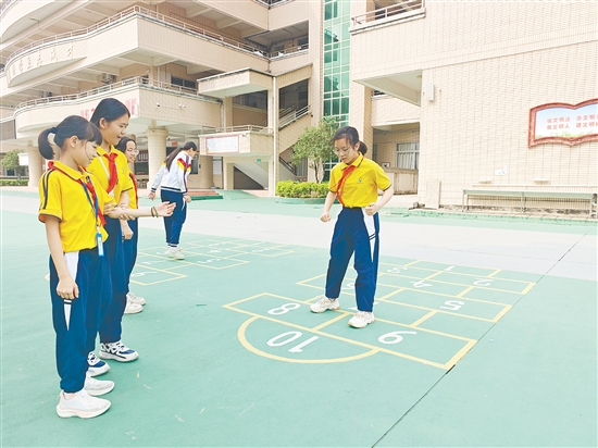 双桥小学打造“善美德育”体系，以校园活动为载体开展德育工作。