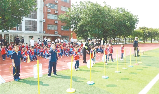 学生们参加“交通标识套圈圈”游戏,在欢声笑语中将交通规则牢记心间。 学生们参加“交通标识套圈圈”游戏,在欢声笑语中将交通规则牢记心间。