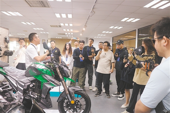 采风团探秘国机南联、朝扬精密等江门企业,深入了解江门摩托车产业的故事。 采风团探秘国机南联、朝扬精密等江门企业,深入了解江门摩托车产业的故事。