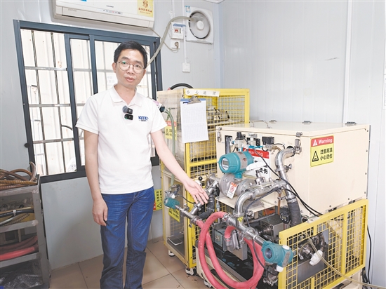 黄伟盛向记者介绍水泵的结构和功能。 黄伟盛向记者介绍水泵的结构和功能。