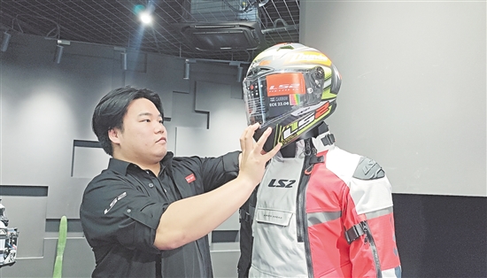 瓦伦丁·德比斯在比赛中使用的头盔是鹏程头盔的匠心之作。