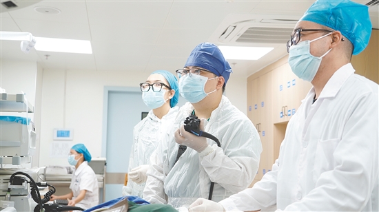 医生为患者进行胃镜检查。