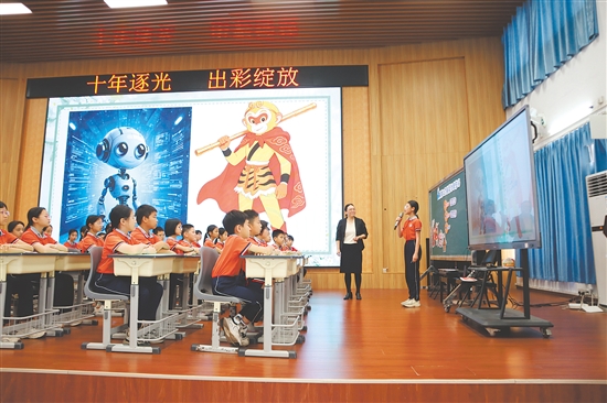 区卫芬带来了主题班会《谁不说我江门好》，带领学生挖掘江门基层治理优势。