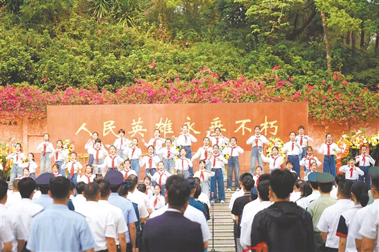蓬江区紫茶滨江小学的学子们深情演唱《我爱你中国》。