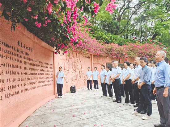 江门市培英高级中学开展祭英烈活动。