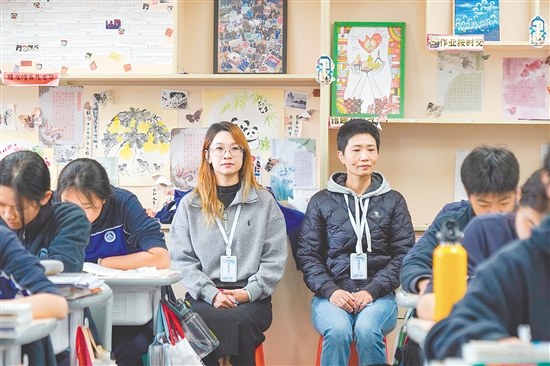 家委走进教室旁听。