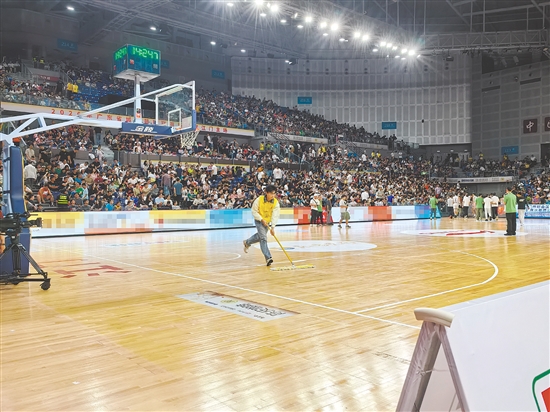 江门职院志愿者在粤BA赛场上当“快擦手”。