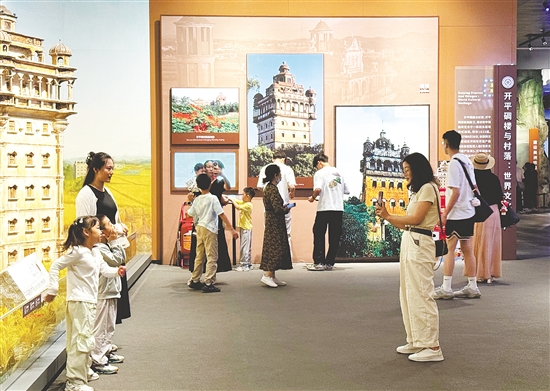 清明假期，不少人到文化场馆参观。