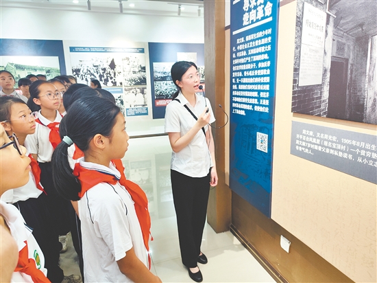 苏泳仪为不同年龄段的观众定制讲解内容，让英烈故事真正走进观众心里。