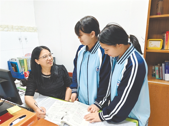 伍小勤在辅导学生。