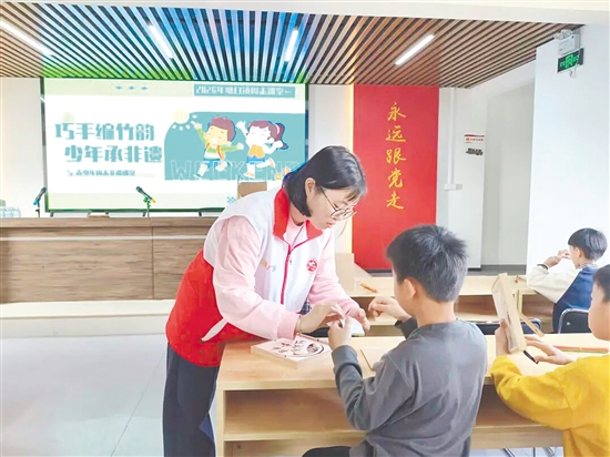 青少年学习竹编技艺。