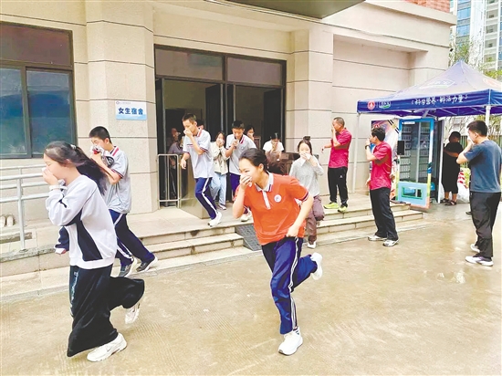 江门市华侨中学组织开展消防应急疏散演练。