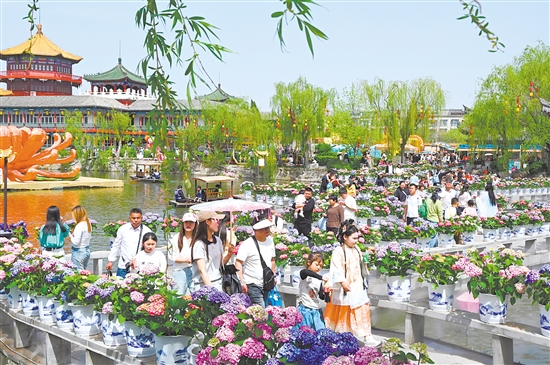 4月5日，游客在河南省开封市翰园碑林游玩。新华社发