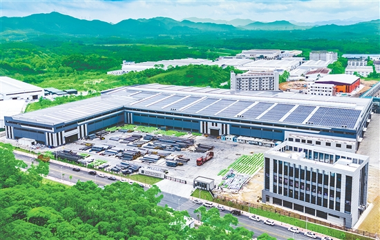 广东东建重工科技有限公司作为三合镇2026年新投产企业，项目总投资2.5亿元，年产40000吨金属建筑材料，达产后年产值超2.6亿元。