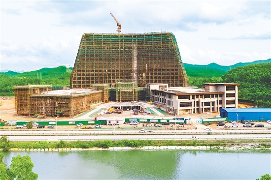 广东腾奕温泉颐养城项目计划总投资约16亿元，规划用地约740亩，预计2027年3月底前完工。