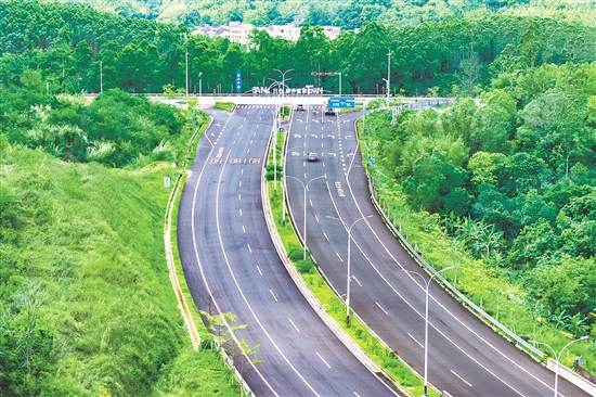 三合镇出入口道路宽敞通畅，标识清晰，方便居民与游客往来。